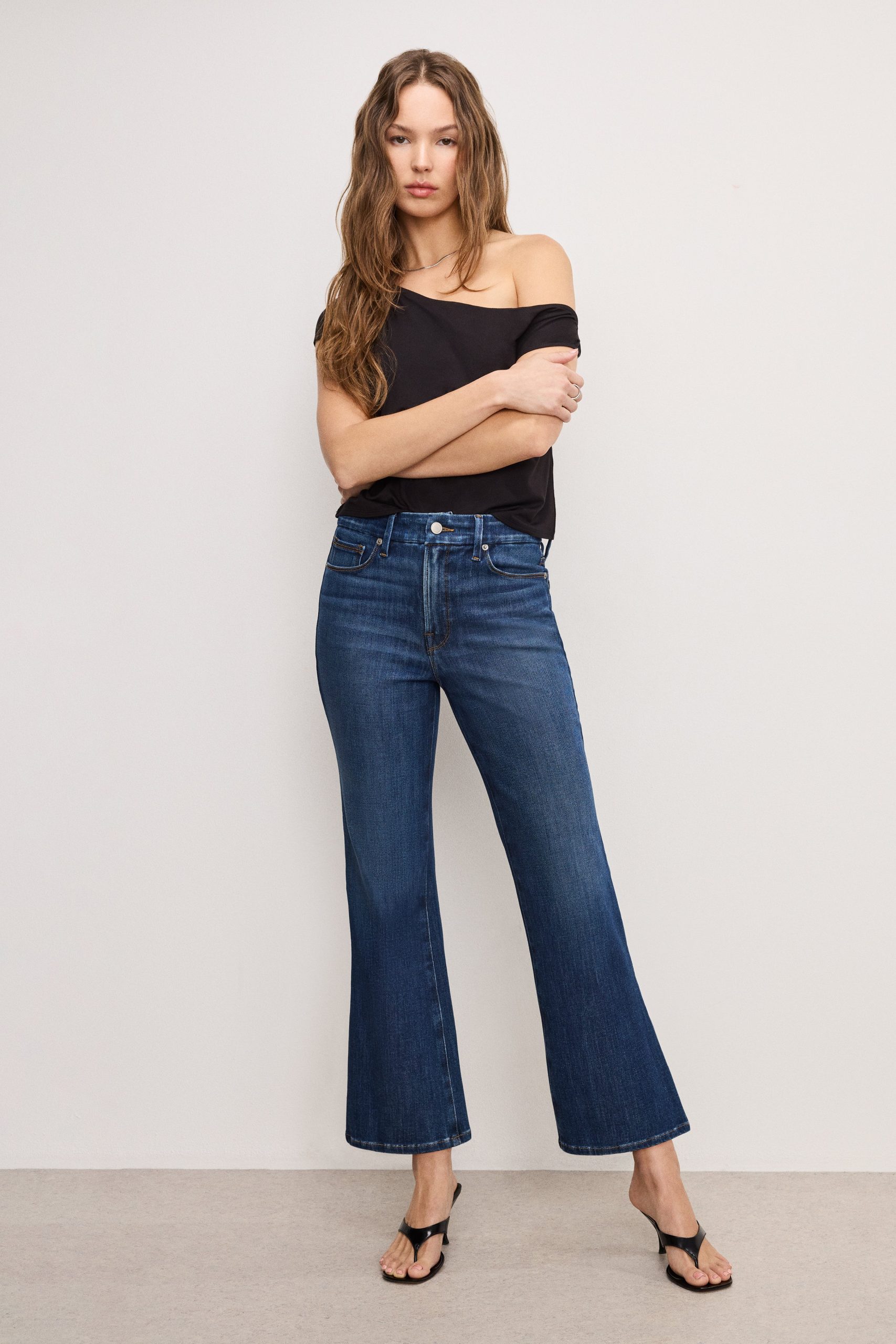 SOFT TECH GOOD LEGS CROPPED MINI BOOT JEANS | INDIGO977 - Image 2