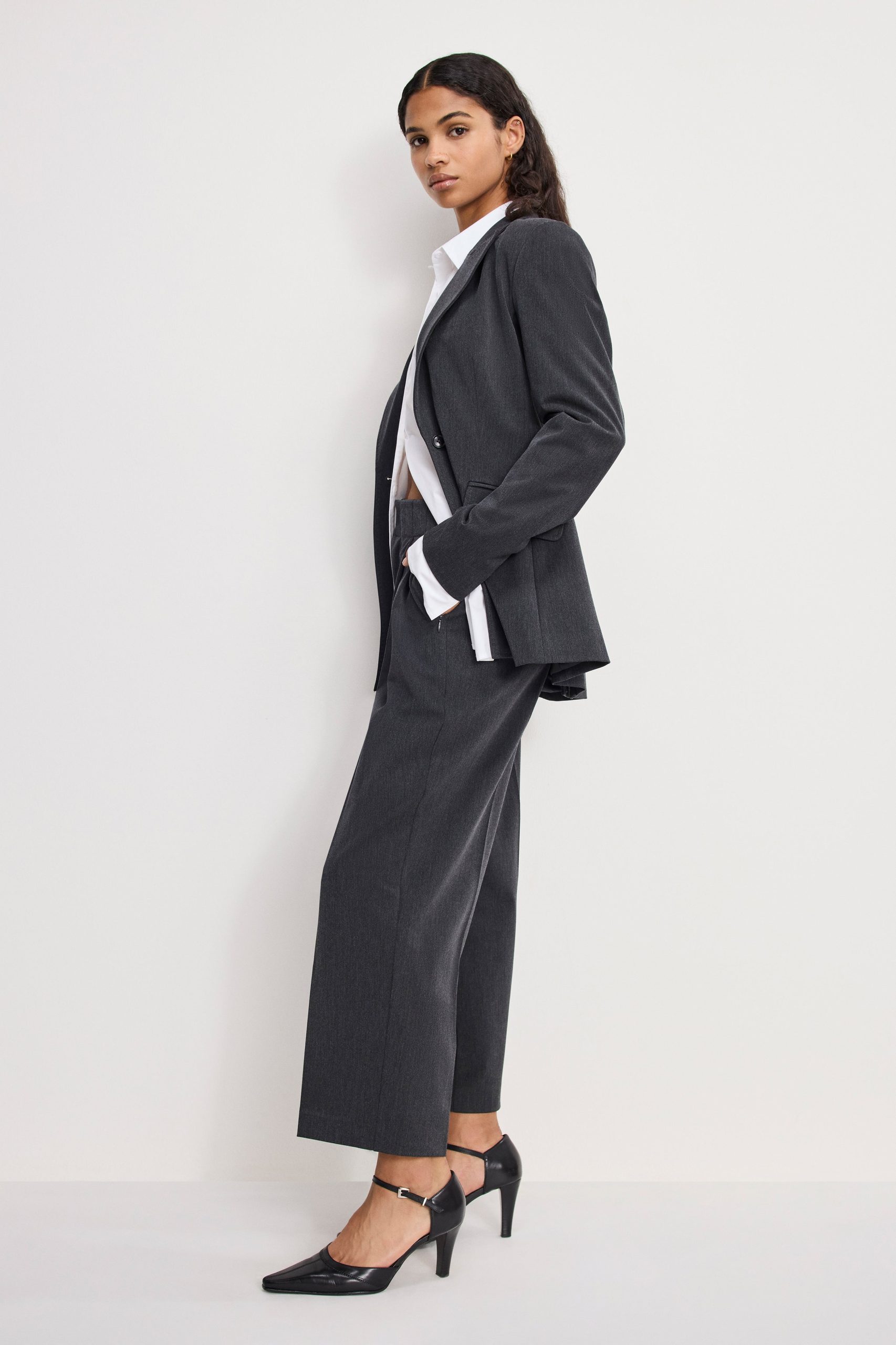 ESSENTIAL SUITING PLEATED CROPPED TROUSERS | DARK HEATHER GRAY - Image 3