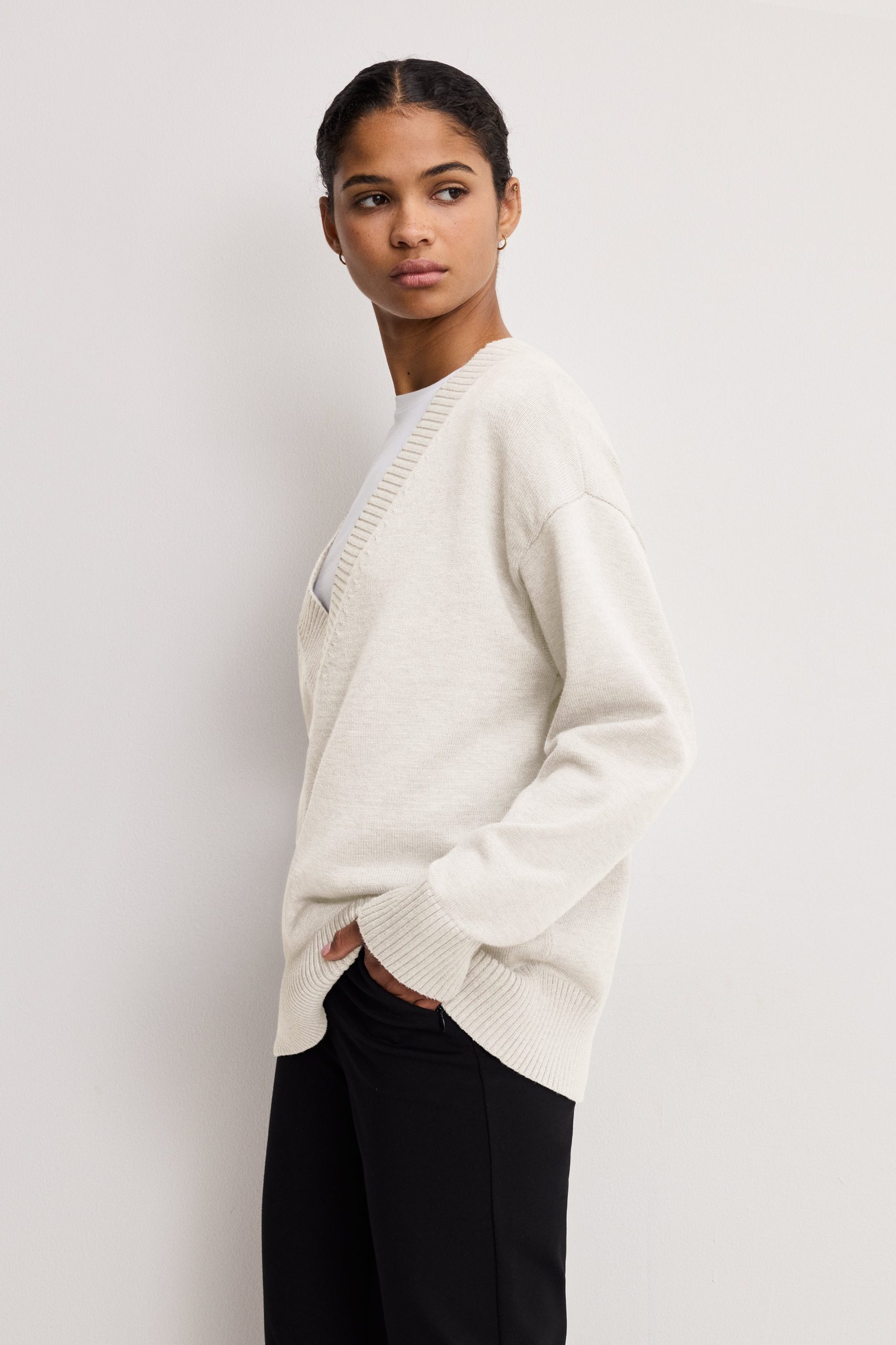 DEEP V KNIT SWEATER | VANILLA001 - Image 2