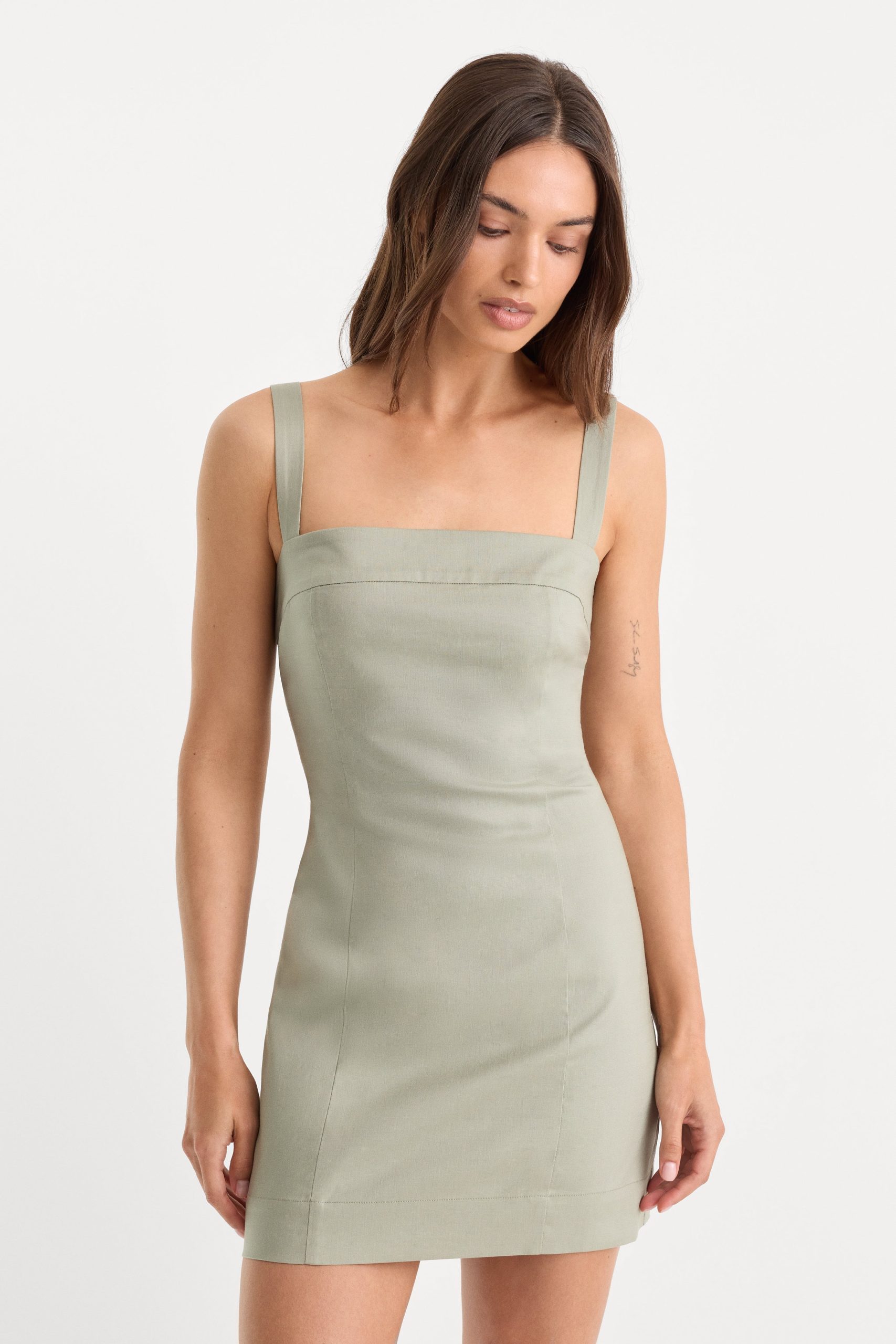 THE STRUCTURED LINEN MINI DRESS | MOSSWELL - Image 2