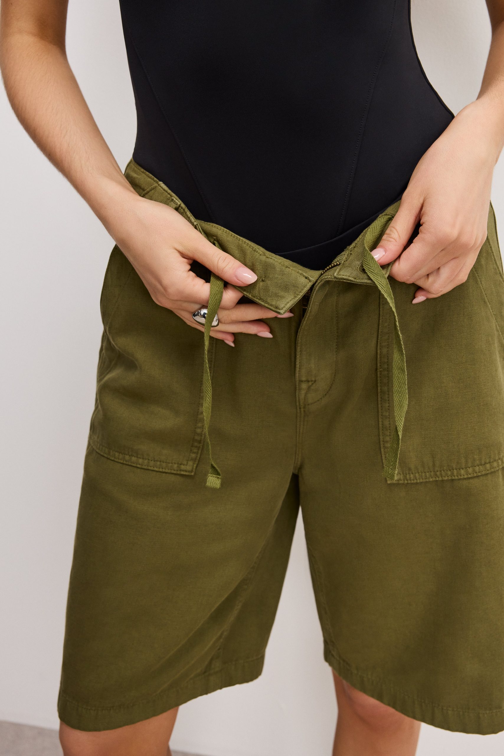 LITE LINEN BERMUDA SHORT | MARTINI OLIVE002 - Image 2